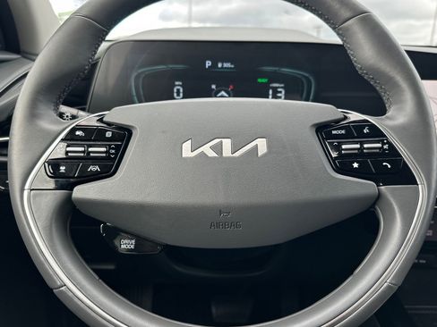 Used 2023 Kia Niro SX image 22