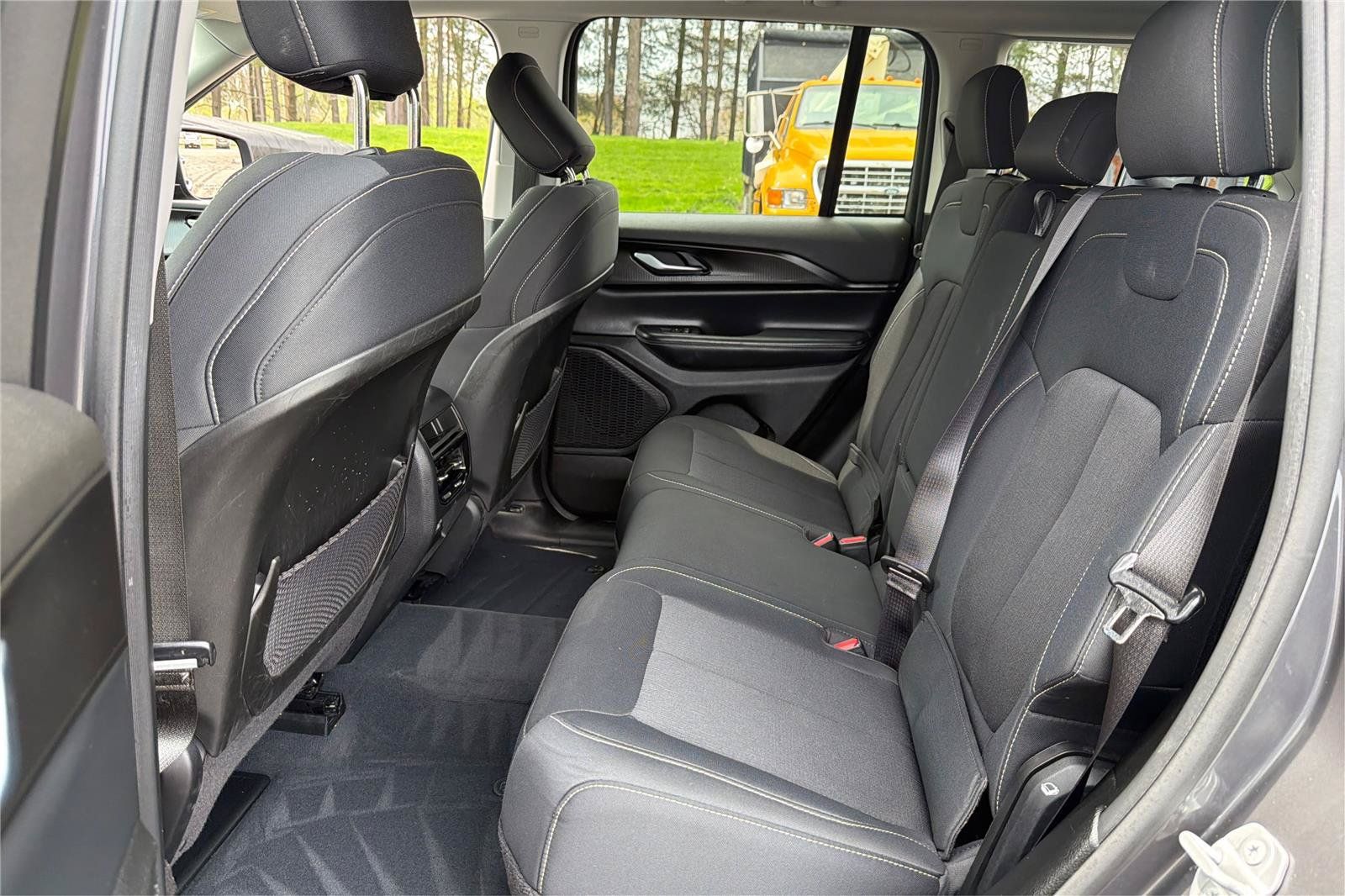 Used 2023 Jeep Grand Cherokee Laredo w/ Luxury Tech Group I AWD/4WD image 11