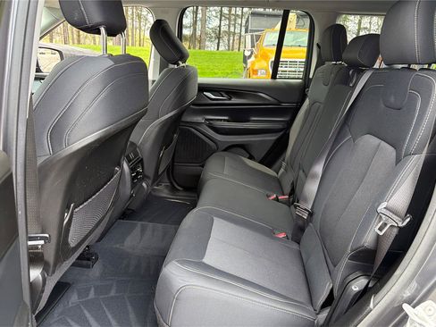 Used 2023 Jeep Grand Cherokee Laredo w/ Luxury Tech Group I AWD/4WD image 11