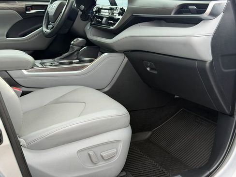 Used 2021 Toyota Highlander Limited FWD image 21