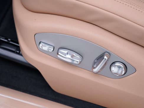 Certified 2026 Porsche Macan AWD/4WD image 16
