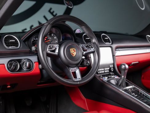 Used 2025 Porsche 718 Cayman RWD image 3