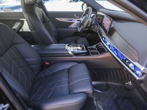 Used 2025 BMW 750e xDrive w/ Premium Package AWD/4WD image 13