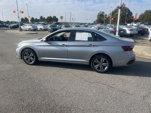 Used 2024 Volkswagen Jetta SE image 4