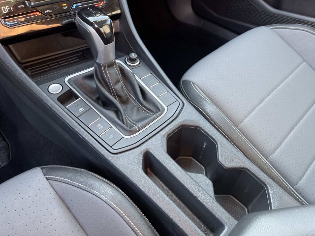 Used 2025 Volkswagen Jetta SE FWD image 31