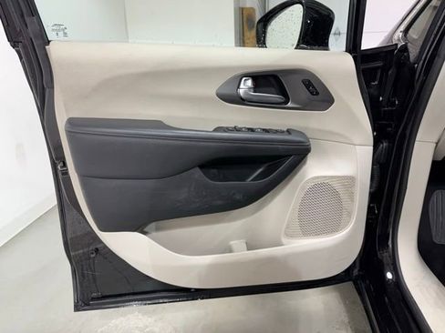 Used 2024 Chrysler Pacifica Touring-L image 10