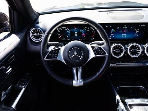 Used 2025 Mercedes-Benz GLB 250 4MATIC image 11