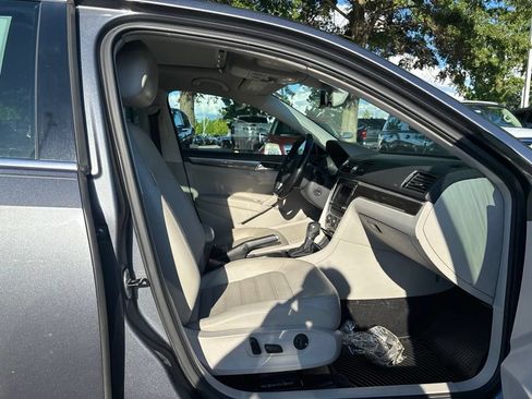 Used 2017 Volkswagen Passat 1.8T SEL Premium FWD image 17
