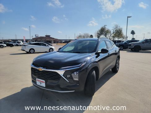 Used 2025 Chevrolet Trax LT w/ LT Convenience Package image 3