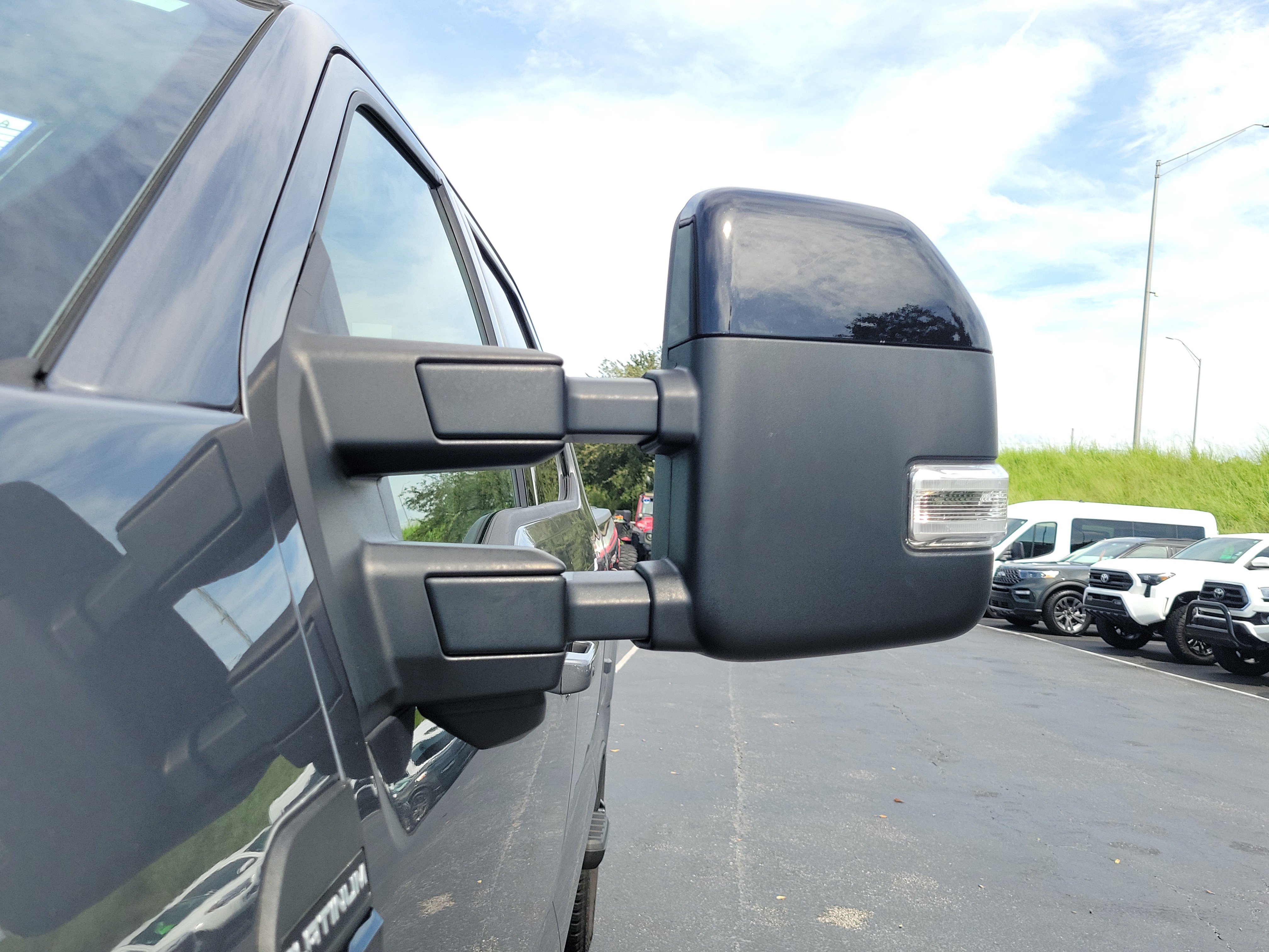 Used 2025 Ford F350 Platinum w/ FX4 Off-Road Package AWD/4WD image 4