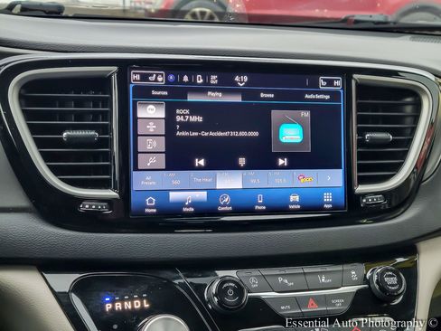 Used 2024 Chrysler Pacifica Touring-L image 20