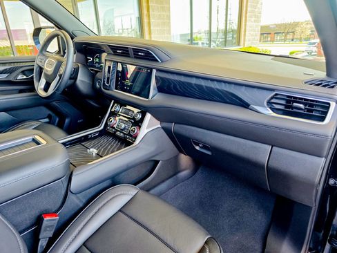 Used 2024 GMC Yukon XL Denali image 9