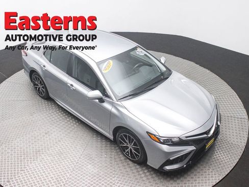 Used 2024 Toyota Camry SE FWD image 3