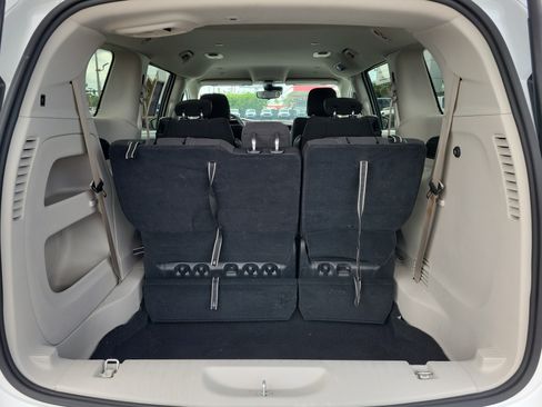 Used 2023 Chrysler Voyager LX FWD image 10