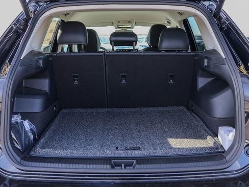 New 2025 Volkswagen Tiguan SE image 34