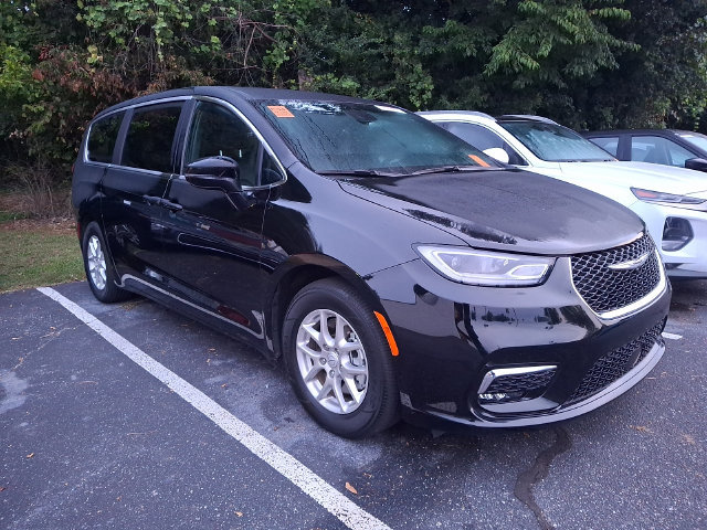 Used 2025 Chrysler Pacifica Select FWD image 3