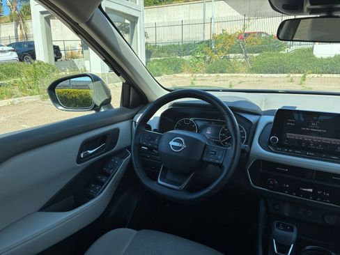 Used 2025 Nissan Rogue SV image 36