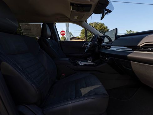 Used 2025 Mitsubishi Outlander SE image 16