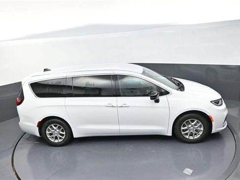 New 2026 Chrysler Pacifica Select image 16