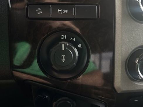 Used 2013 Ford F250 Platinum w/ FX4 Off Road Pkg image 33