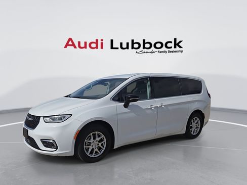 Used 2024 Chrysler Pacifica Touring-L image 4