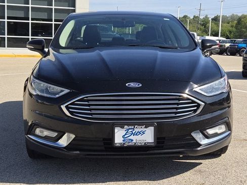 Used 2017 Ford Fusion SE w/ Fusion SE Technology Package FWD image 2
