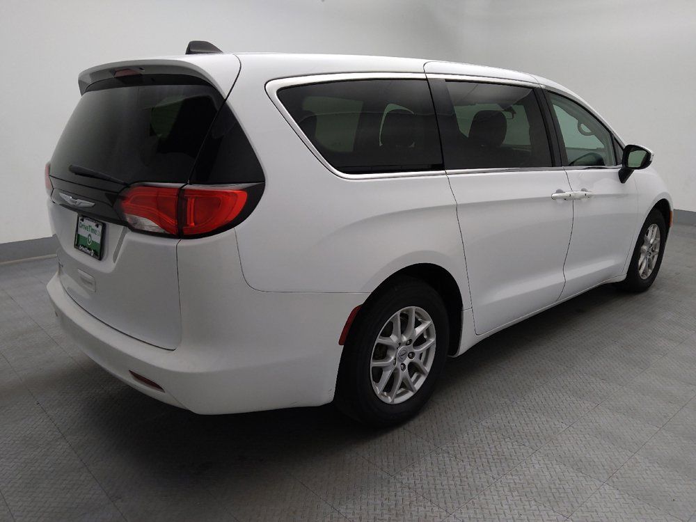 Used 2022 Chrysler Voyager LX FWD image 9