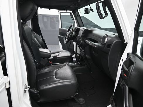Used 2018 Jeep Wrangler Unlimited Sahara AWD/4WD image 27