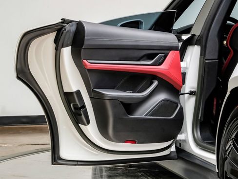 Used 2023 Porsche Taycan image 45