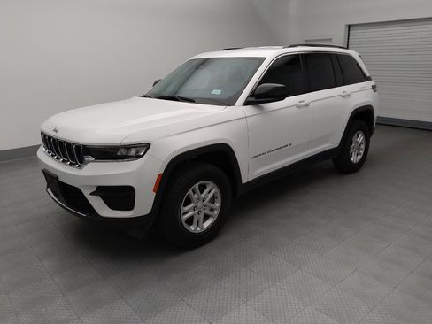 Used 2023 Jeep Grand Cherokee Laredo RWD image 2