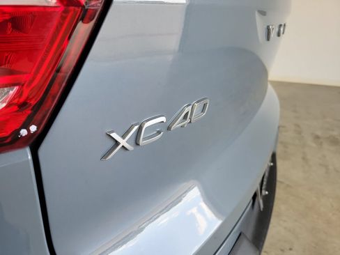 Used 2021 Volvo XC40 T4 R-Design w/ Climate Package FWD image 8