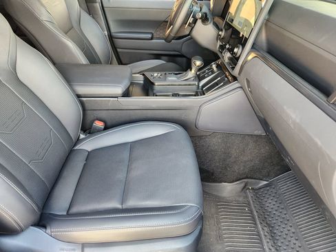 Used 2025 Lexus GX 550 w/ Accessory Package (2T) AWD/4WD image 16