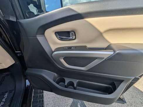 Used 2019 Nissan Titan SV w/ SV Convenience Package AWD/4WD image 5