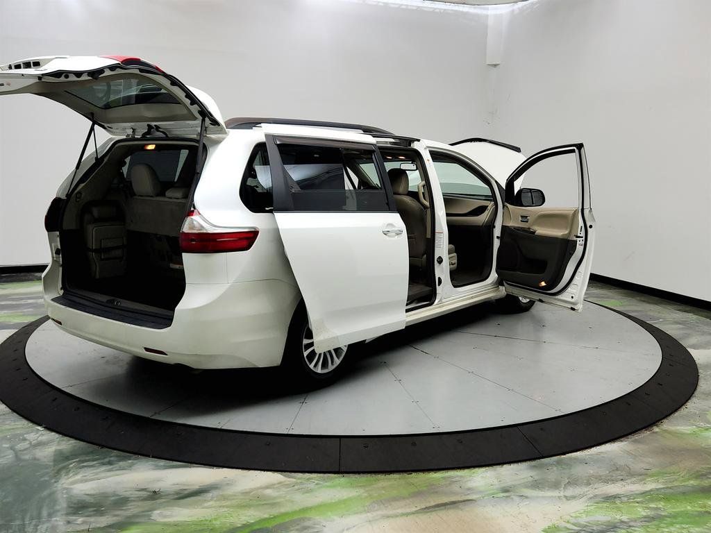 Used 2015 Toyota Sienna XLE FWD image 11