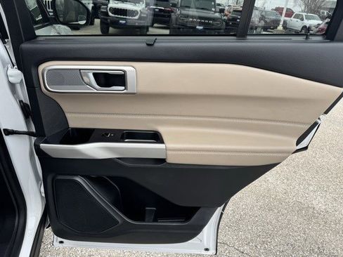 Certified 2024 Ford Explorer Limited image 32