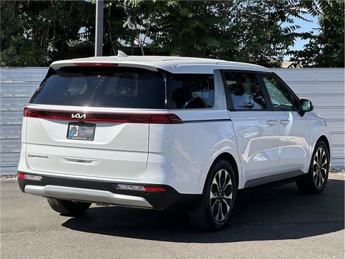 Used 2022 Kia Carnival EX FWD image 10
