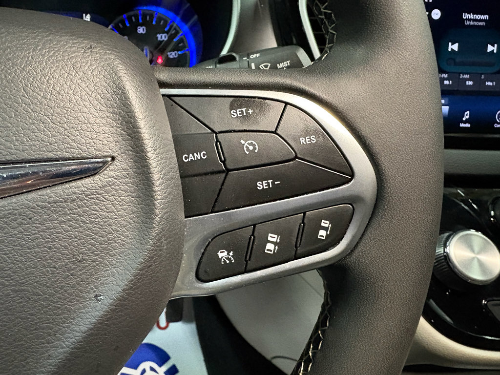 Used 2024 Chrysler Pacifica Touring-L FWD image 16
