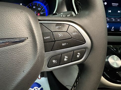 Used 2024 Chrysler Pacifica Touring-L FWD image 16