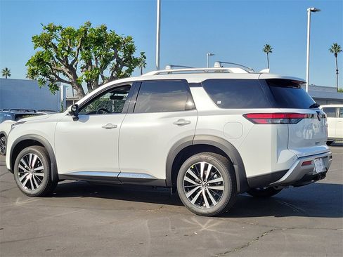New 2025 Nissan Pathfinder Platinum image 2