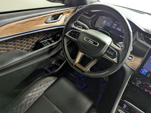 Used 2024 Jeep Grand Cherokee Summit w/ Adv Protech Group IV AWD/4WD image 9