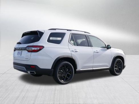 New 2025 Honda Pilot Touring image 3