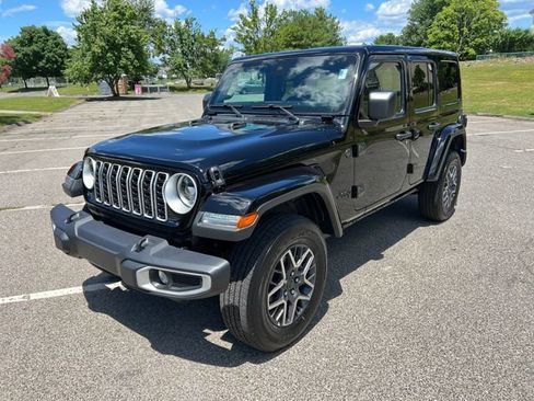 Used 2025 Jeep Wrangler Unlimited Sahara AWD/4WD image 5