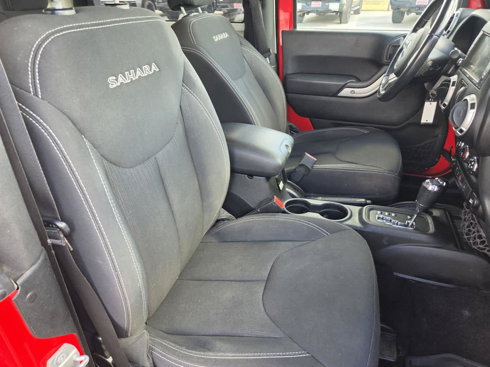 Used 2018 Jeep Wrangler Sahara w/ Connectivity Group AWD/4WD image 10