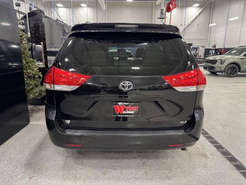 Used 2013 Toyota Sienna XLE image 32