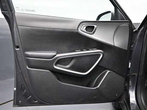 Used 2023 Kia Soul LX w/ Option Group 015 FWD image 9