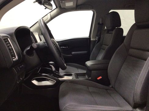 Used 2024 Nissan Frontier SV image 9