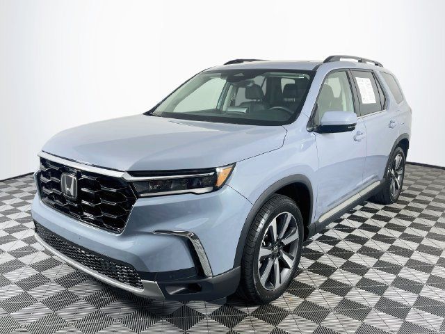 Used 2025 Honda Pilot Touring image 4