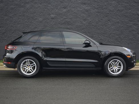 Certified 2018 Porsche Macan image 8