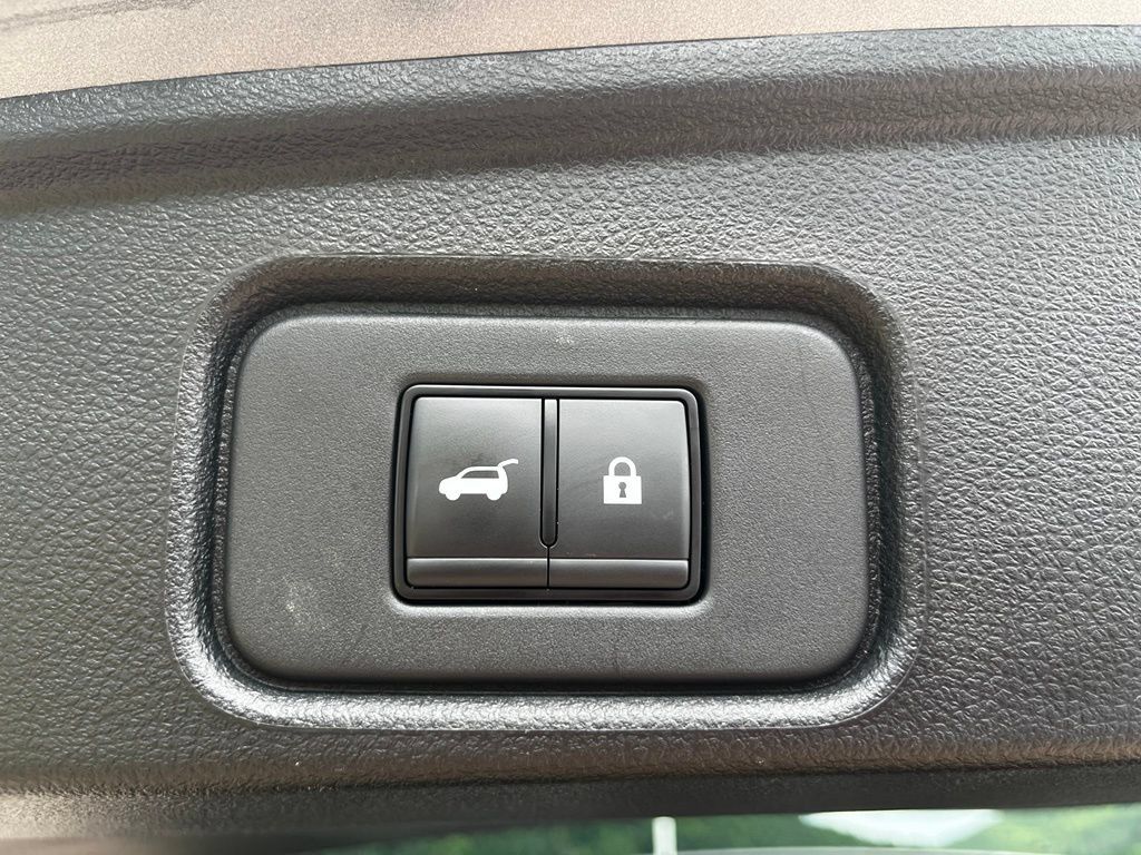 Used 2025 Nissan Pathfinder SV AWD/4WD image 29