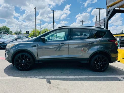 Used 2017 Ford Escape SE w/ SE Sport Appearance Package FWD image 8